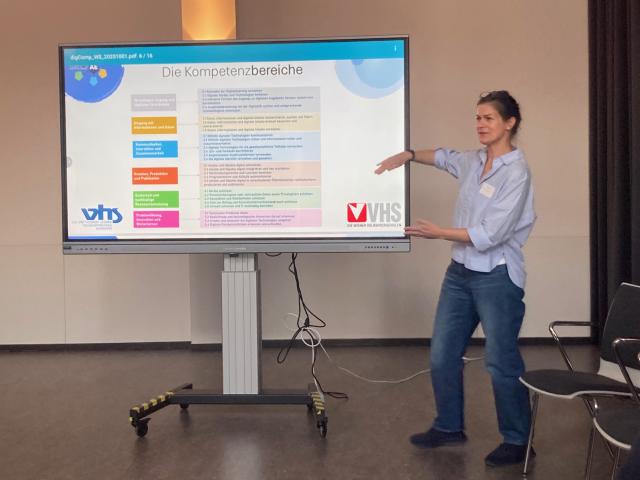 Doris Vickers of VHS Wien introduces workshop participants into how DigComp categorizes digital skills of the everyday person. 